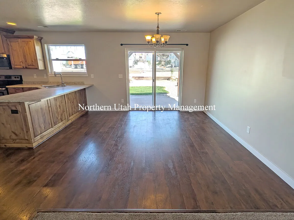 5 bed, 2.5 bath, $2,500 — Photo 4