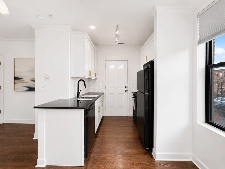 743 W Cornelia Ave #N — Photo 3
