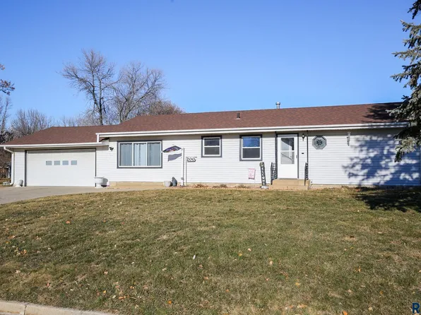 200 E 1st St, Colton, SD 57018