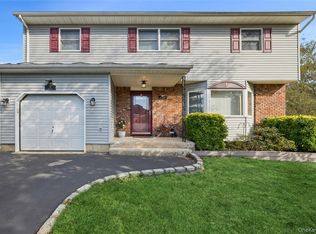 19 Broadway Ave, Holtsville, NY 11742