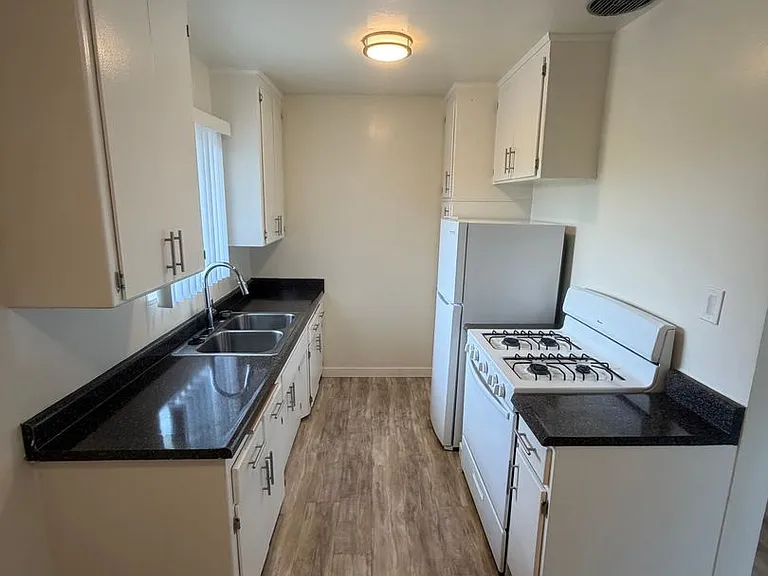 4714 Slauson Ave — Photo 6