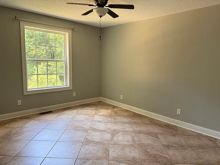 307 Hewitt Dr — Photo 10