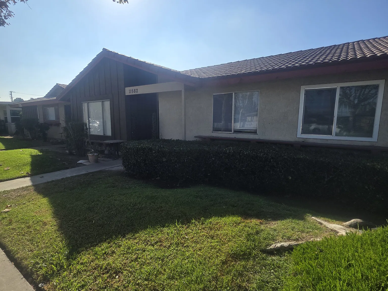 3 bed, 1000 sqft, $3,000 — Photo 1