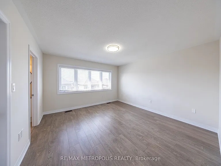 39 Northrop Ave — Photo 14