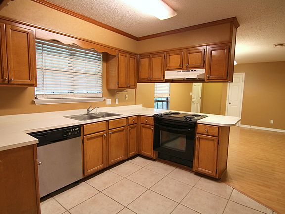 Kitchen / Dining Area