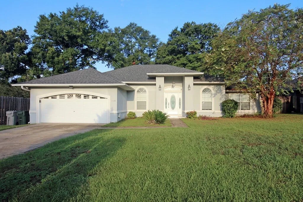 3 bed, 2.0 bath, 1800 sqft, $1,975 — Photo 1