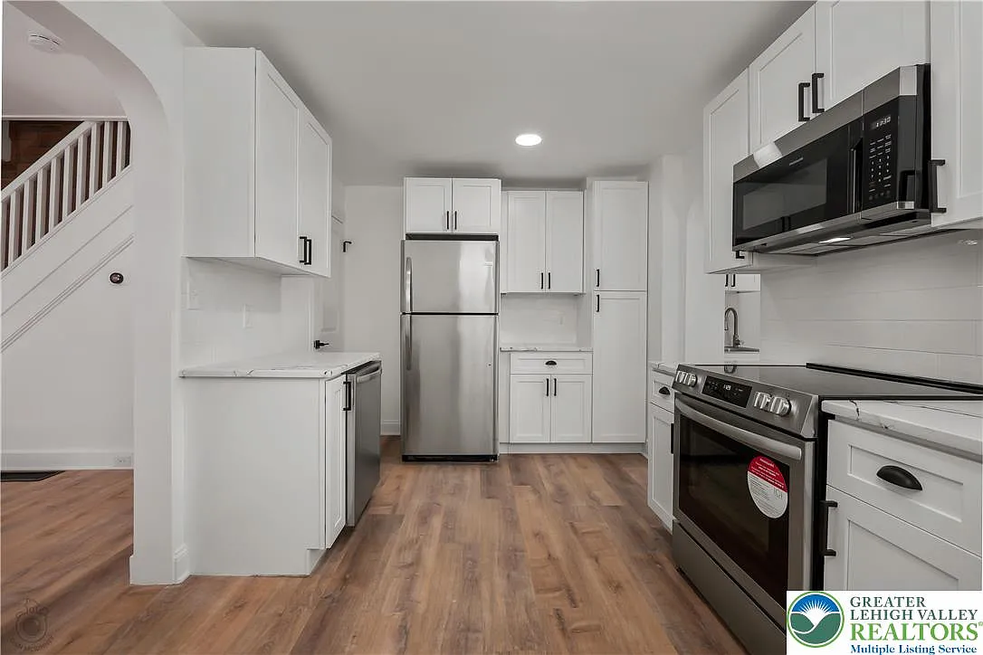 3 bed, 1.5 bath, 1176 sqft, $2,800 — Photo 3