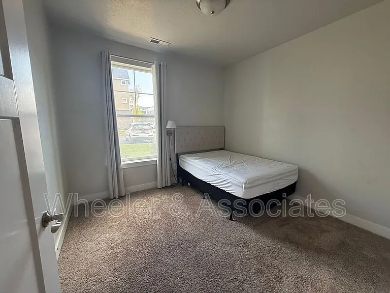 47 W Silver Springs Dr — Photo 4