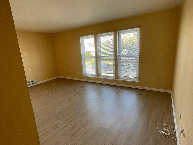 1528 Oxford St #5 — Photo 6