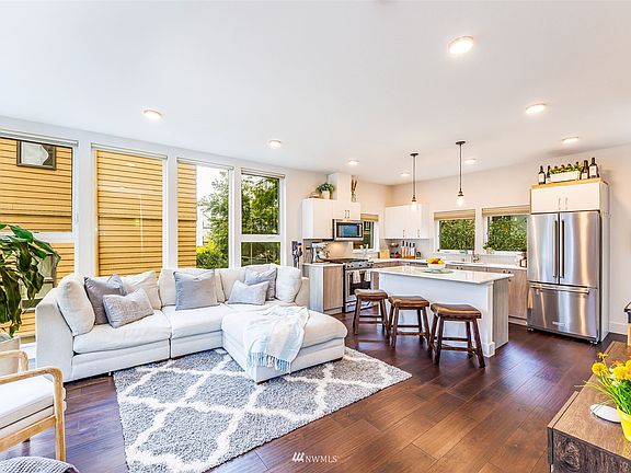 Great Open concept living area on main floor