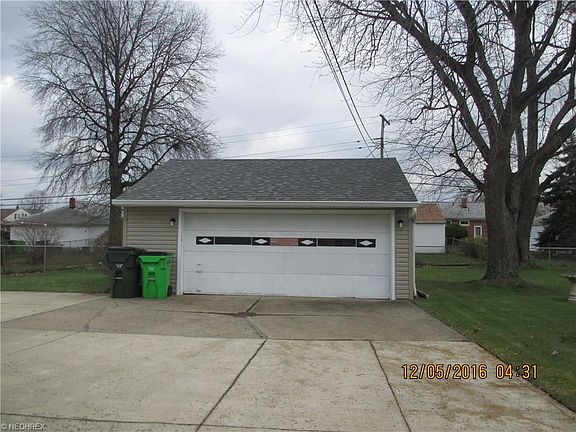 3rd image of 585 Crescent Dr