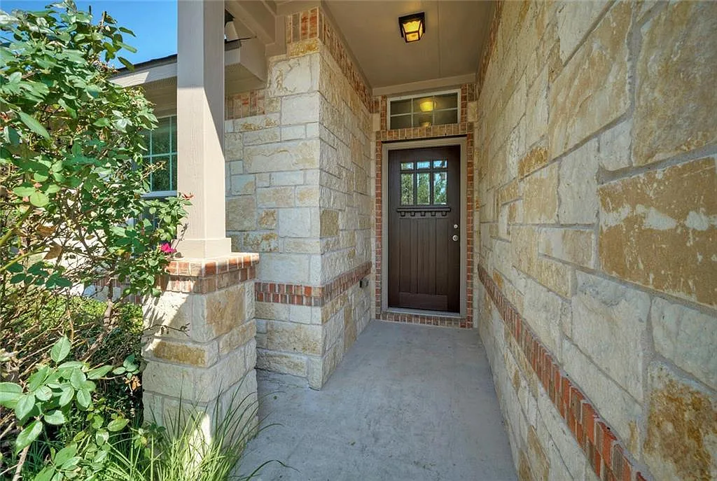3 bed, 2.5 bath, 2366 sqft, $2,600 — Photo 2