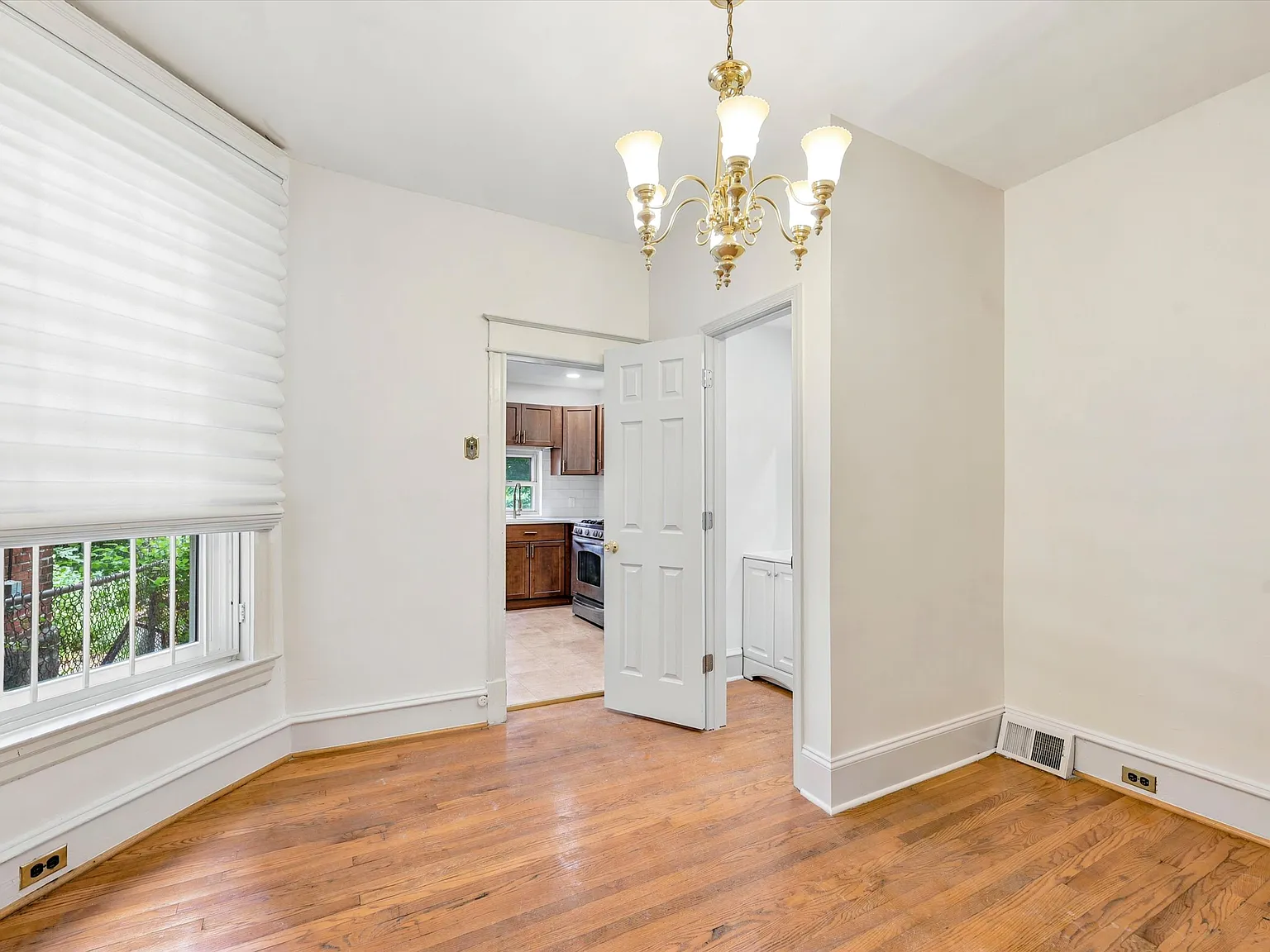 3 bed, 1.5 bath, 1254 sqft, $1,895 — Photo 2