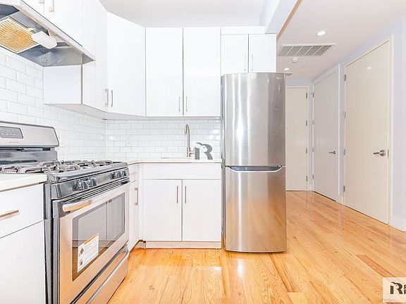3rd image of 586 Bainbridge St #3D