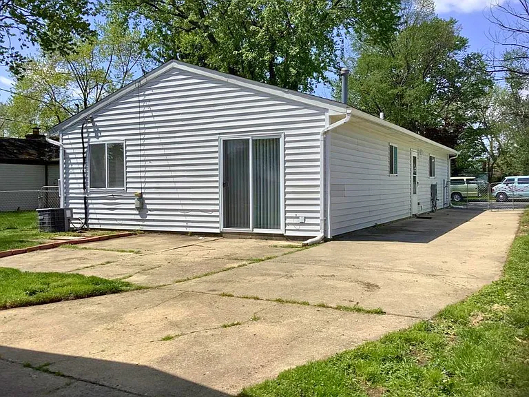 8468 Beatrice — Photo 3