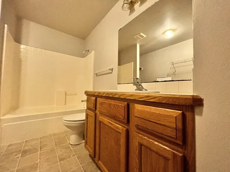Tottenham - 7586 — Photo 2