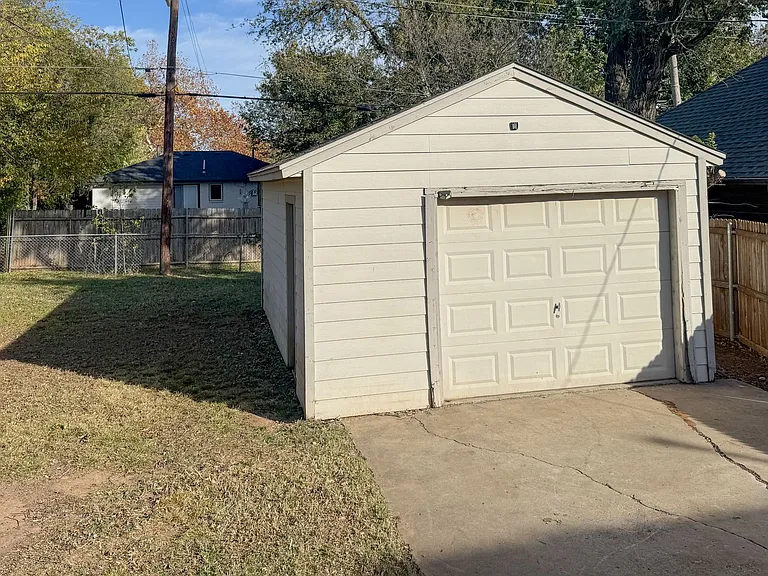 2341 NW 37th St — Photo 33