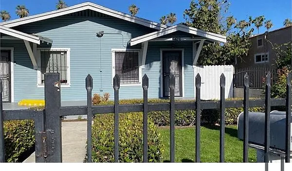 5426 S Van Ness Ave — Photo 3