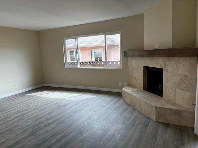 Livingroom with gas log fireplace
