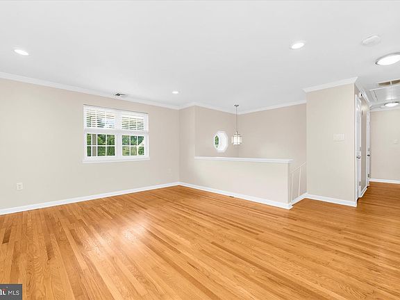 5th image of 1249 W Evergreen Dr