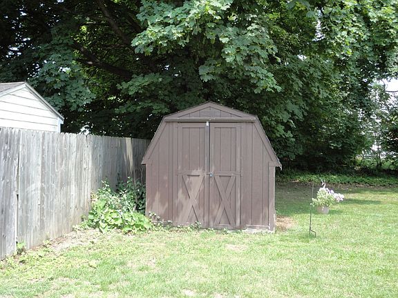 3rd image of 552 Stafford Ave