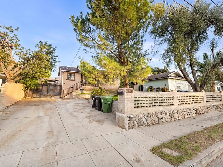 10554 Plainview Ave — Photo 1