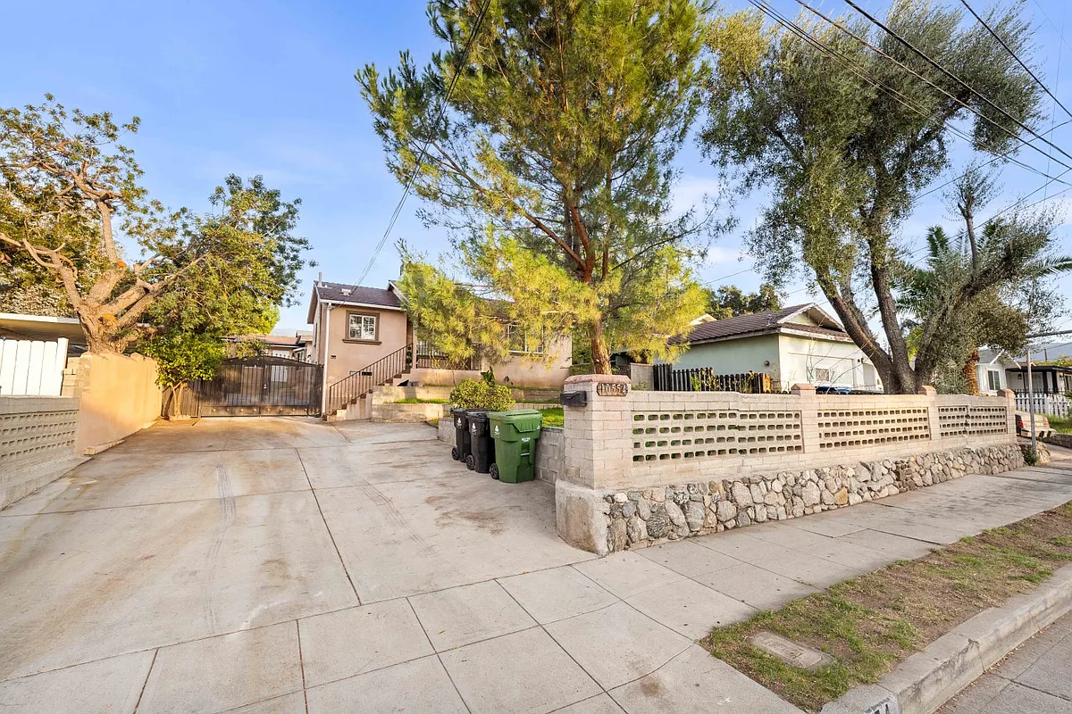 Building Photo - 10554 Plainview Ave