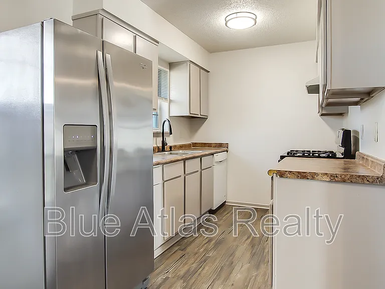 702 Catherine Ln — Photo 2