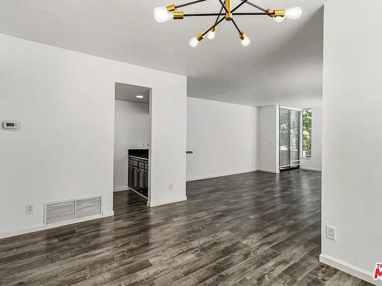 500 S Barrington Ave #2 — Photo 5