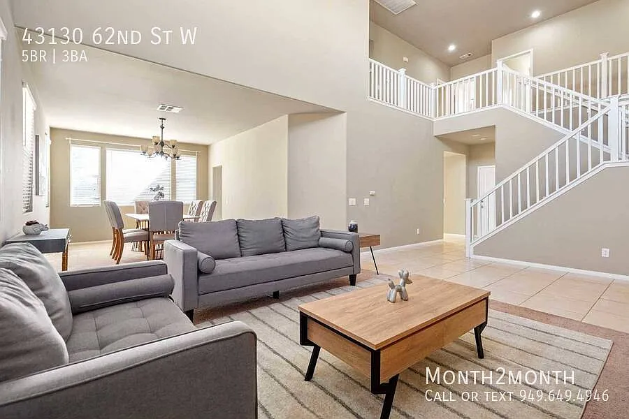 Spacious Castle on 62nd St — Photo 2