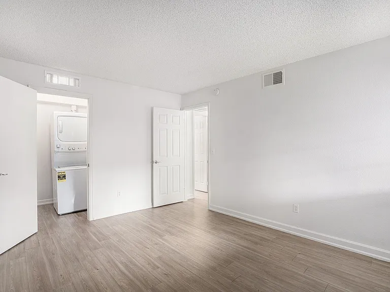 Oakdale Springs Apartments — Photo 16