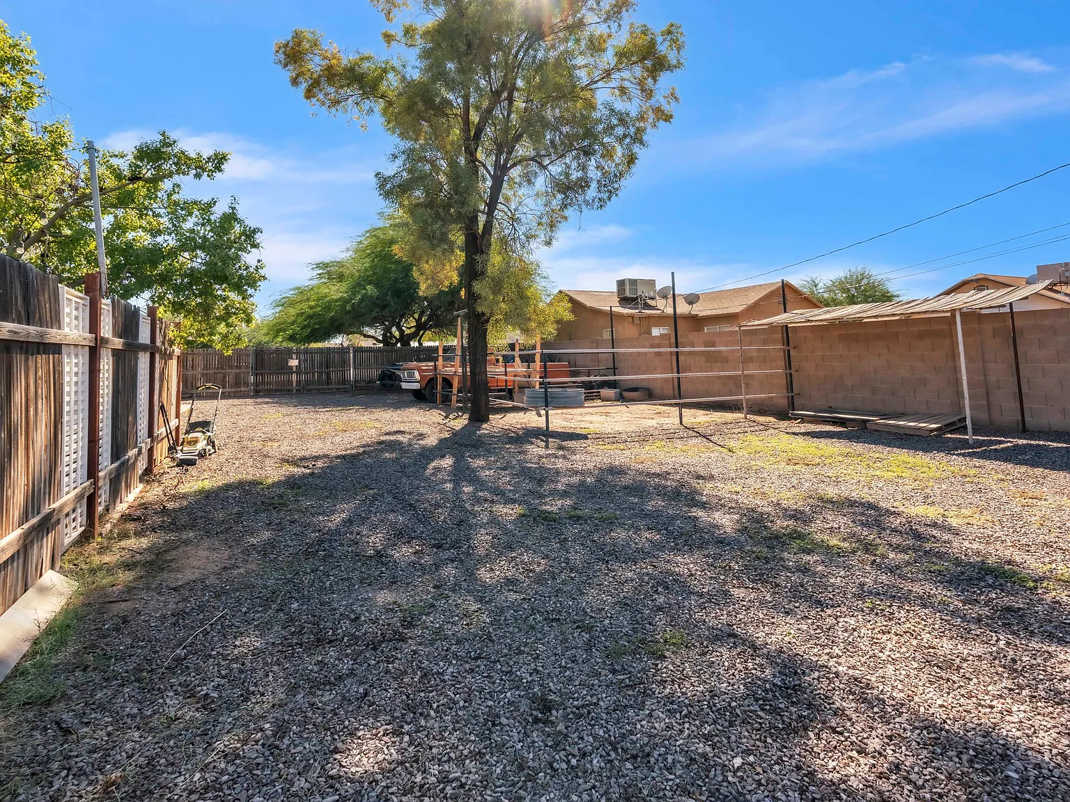 Coolidge 3 beds 2 baths with Huge Lot — Photo 2