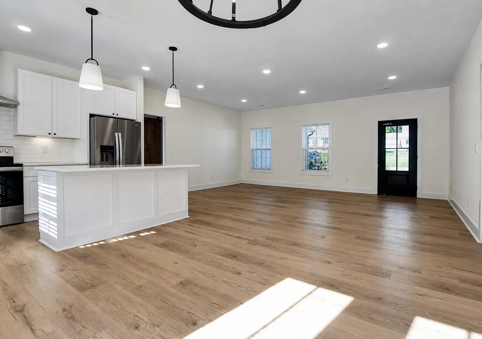 Modern Pet-Friendly Home with Two-Car Garage, Pool and Dog Park — Photo 2
