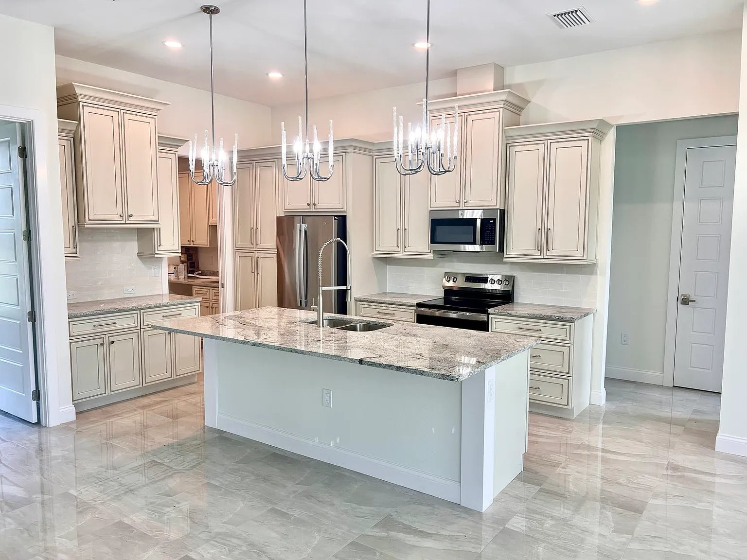 4 bed, 1862 sqft, $3,200 — Photo 3