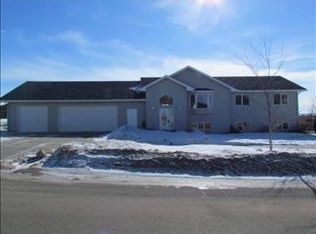 524 27th St NW, Minot, ND 58703