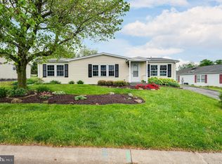 17 Ray Dr, Denver, PA 17517