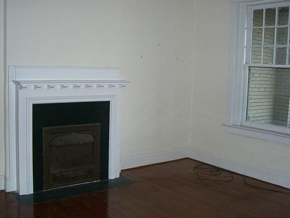 3rd image of 901 Greenway Ct APT 1