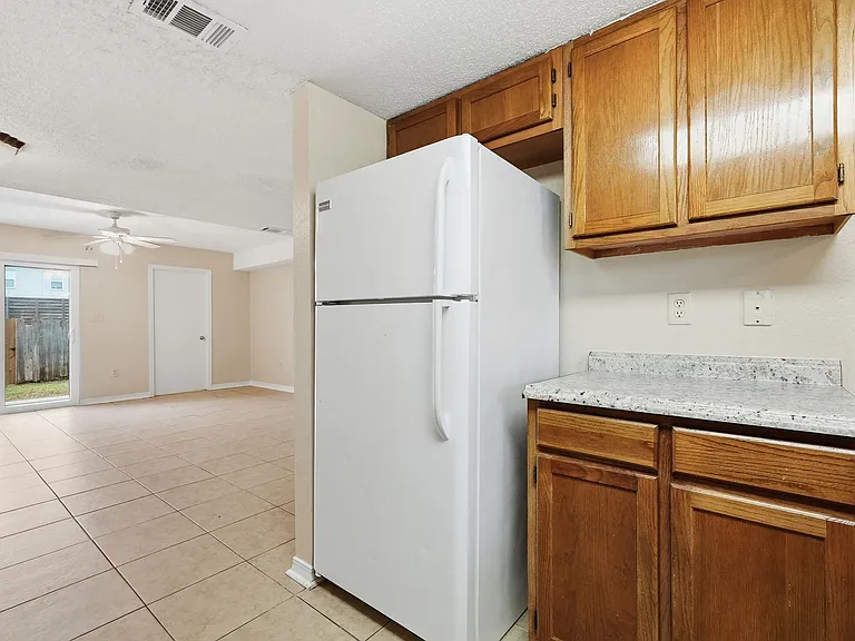 1807 Whispering Oaks Ln — Photo 9