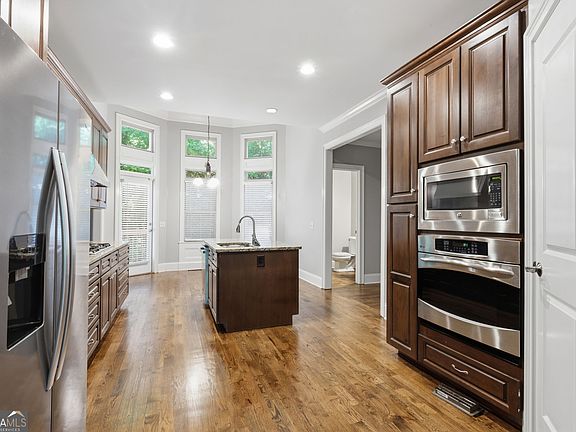3rd image of 722 Iroquois Dr NE