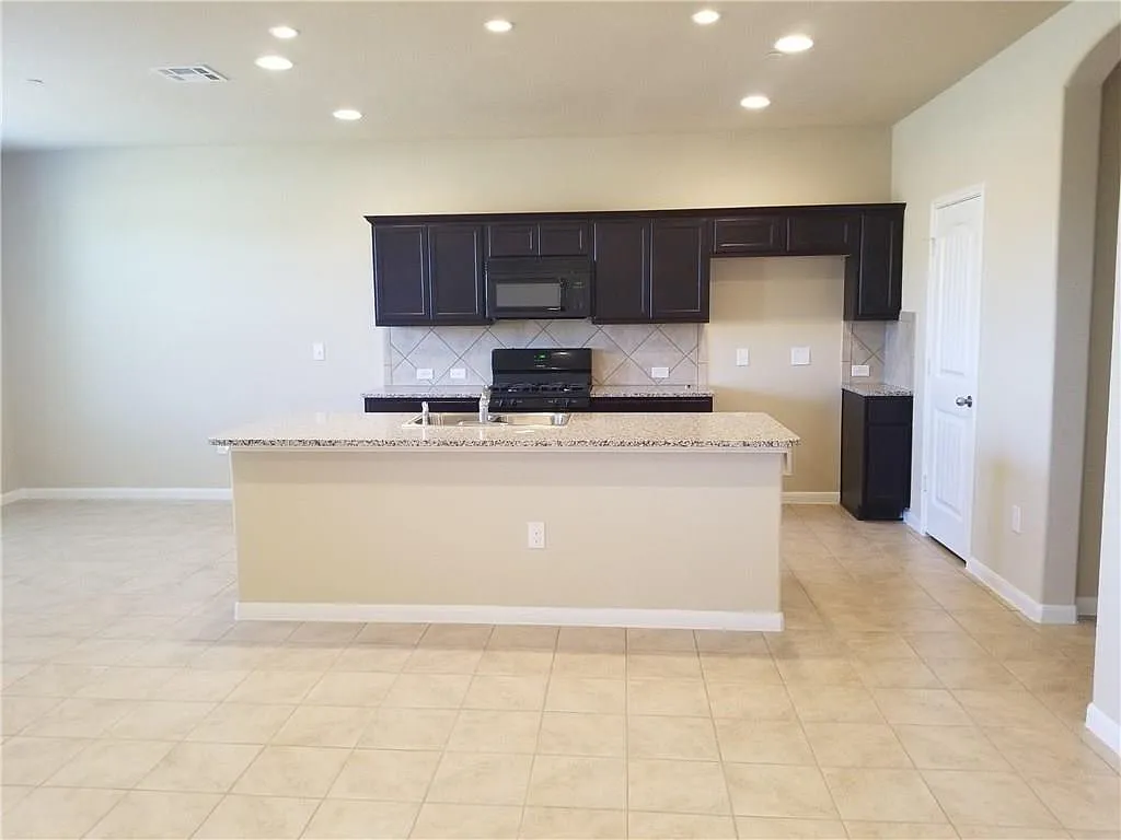 3 bed, 2.5 bath, 1825 sqft, $1,895 — Photo 3