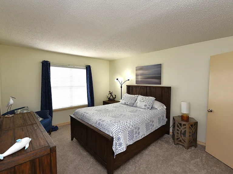 Land's End Apartments — Photo 18