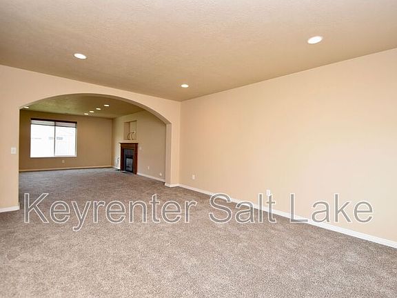 4th image of 1057 N Cambria Dr