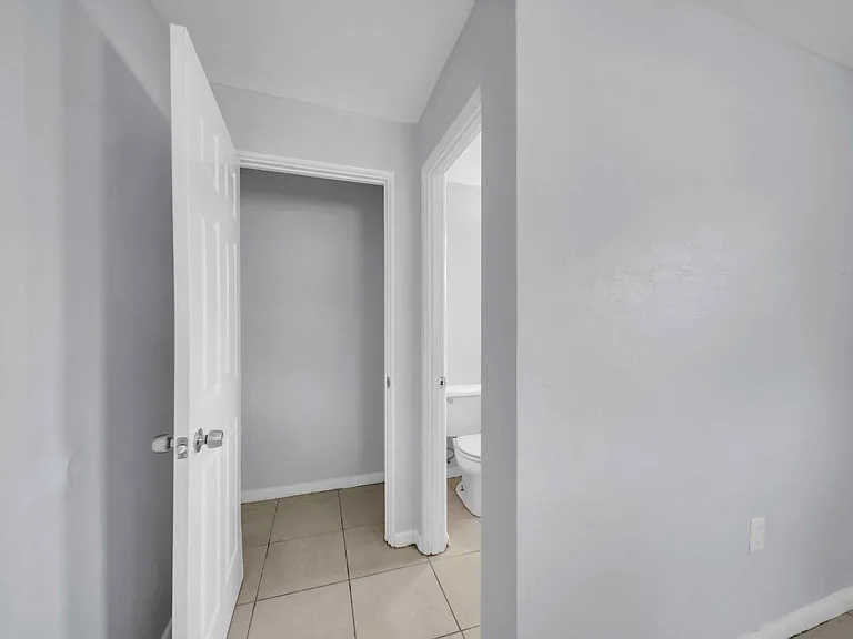 1527 Gardenia Ave — Photo 9