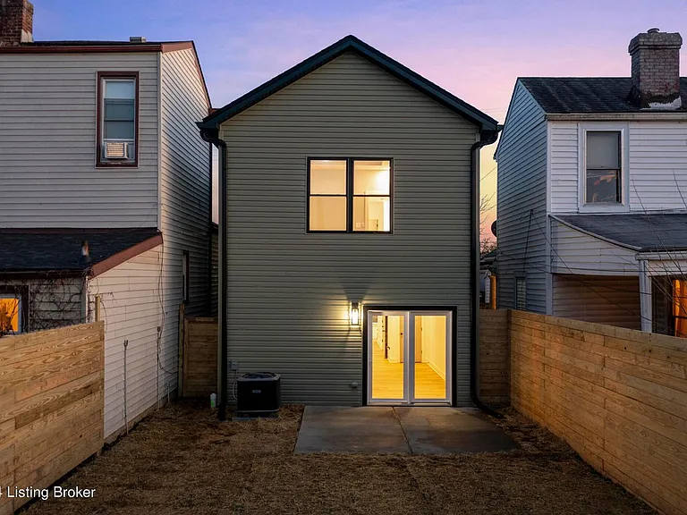 923 E Oak St — Photo 3