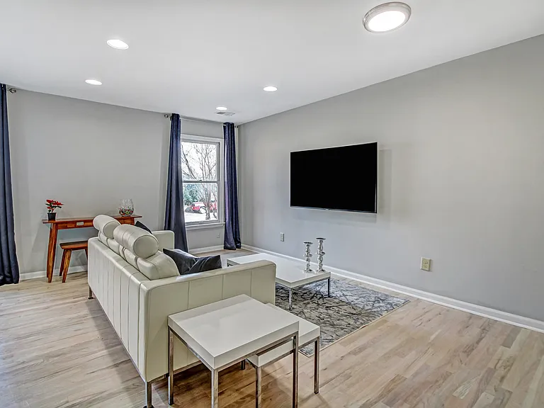 313 10th St NW — Photo 9