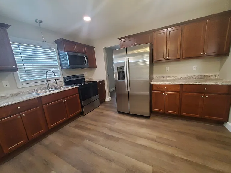 1208 Hillsboro St — Photo 12