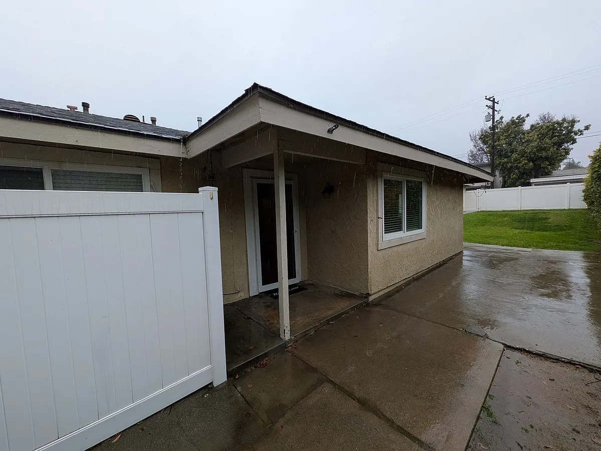 Building Photo - 2577 E Sycamore Dr