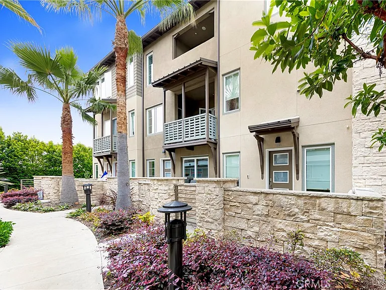 983 Doheny Way — Photo 3