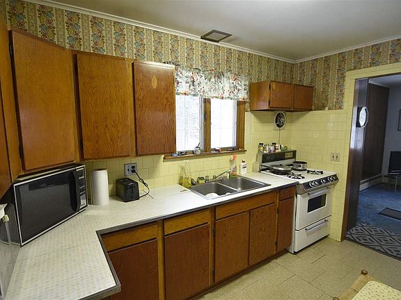 4th image of 354 Grand Ave