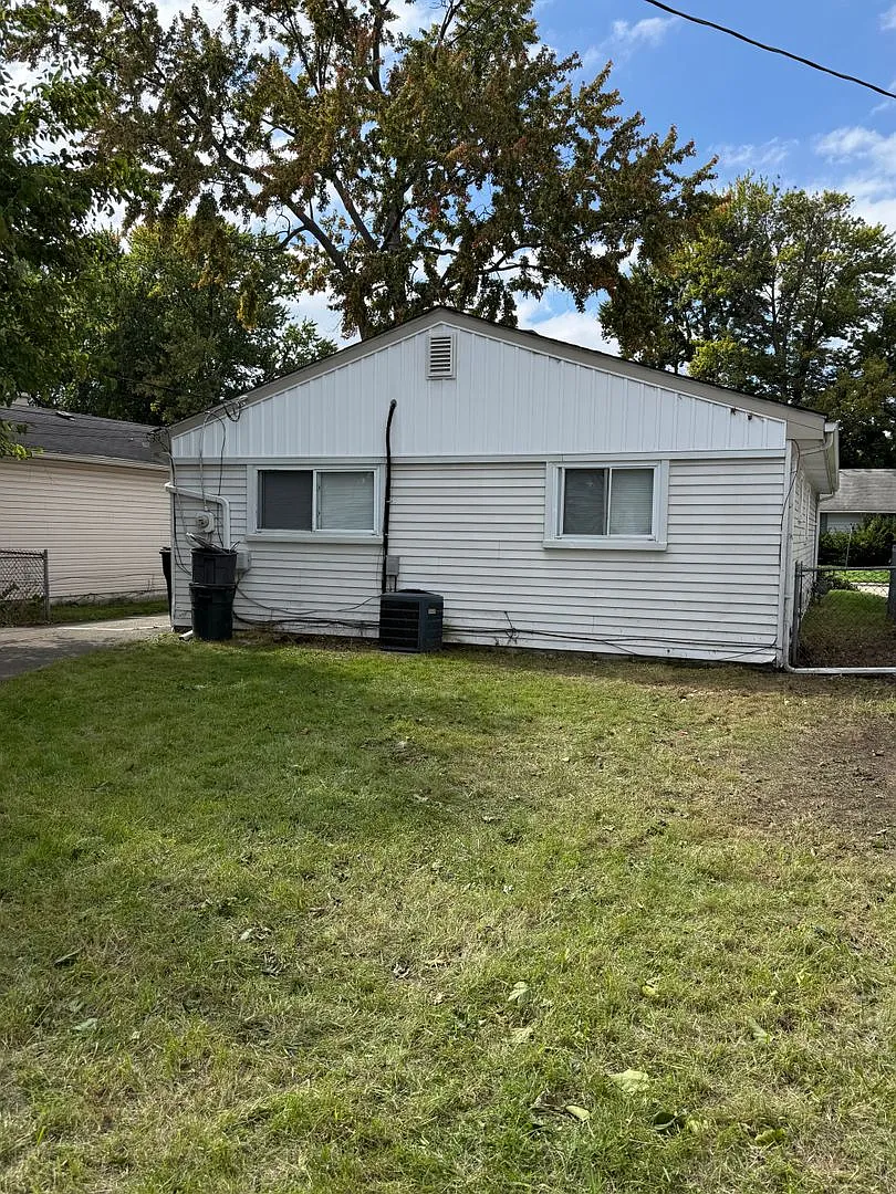 3 Bedroom Ranch - Madison Heights — Photo 3